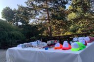 Participants décorant des objets uniques lors d’un atelier MadCityZen en entreprise. | © MadCityZen